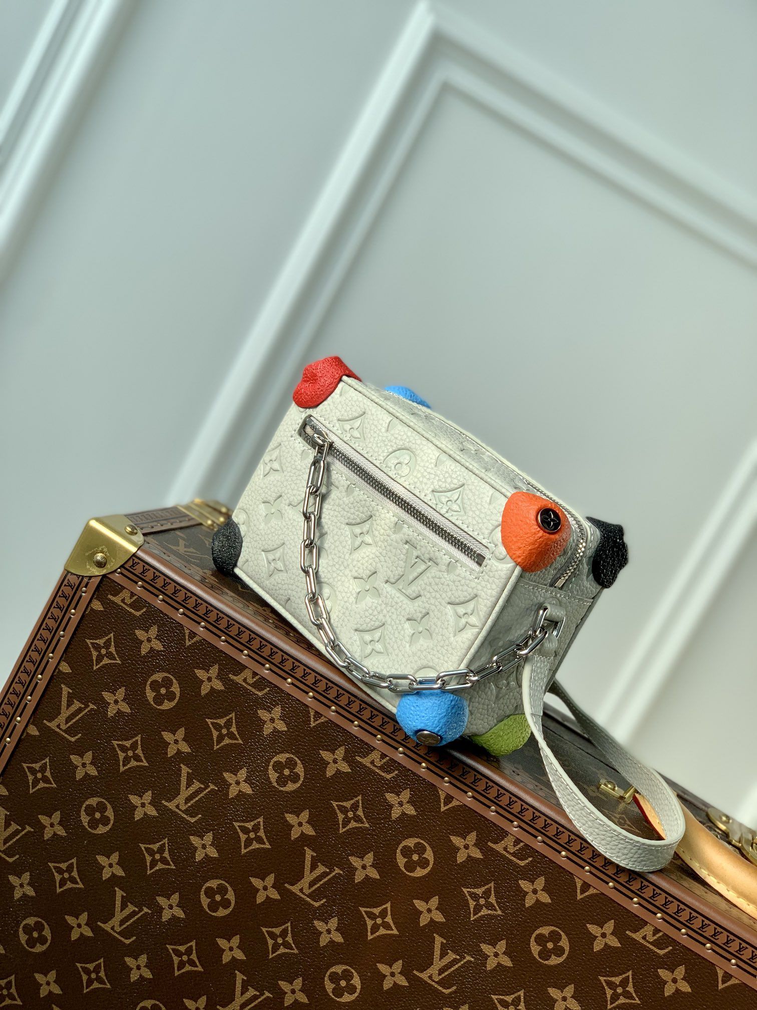 LV (179)