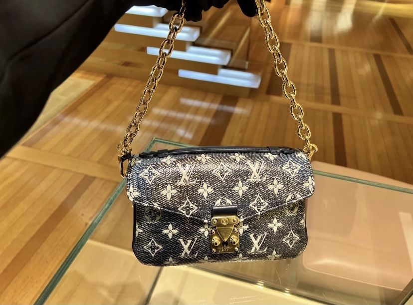 LV (221)
